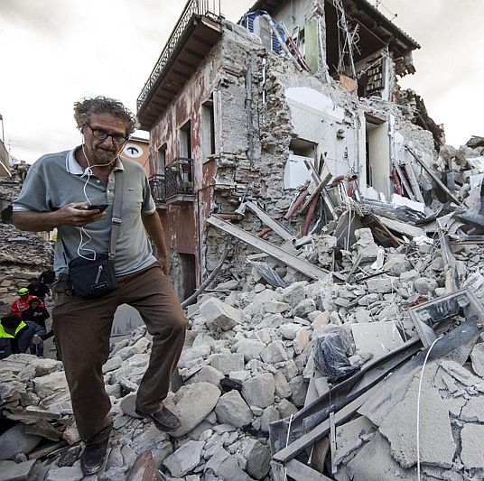 Силно земетресение удари Италия, има жертви и разрушения