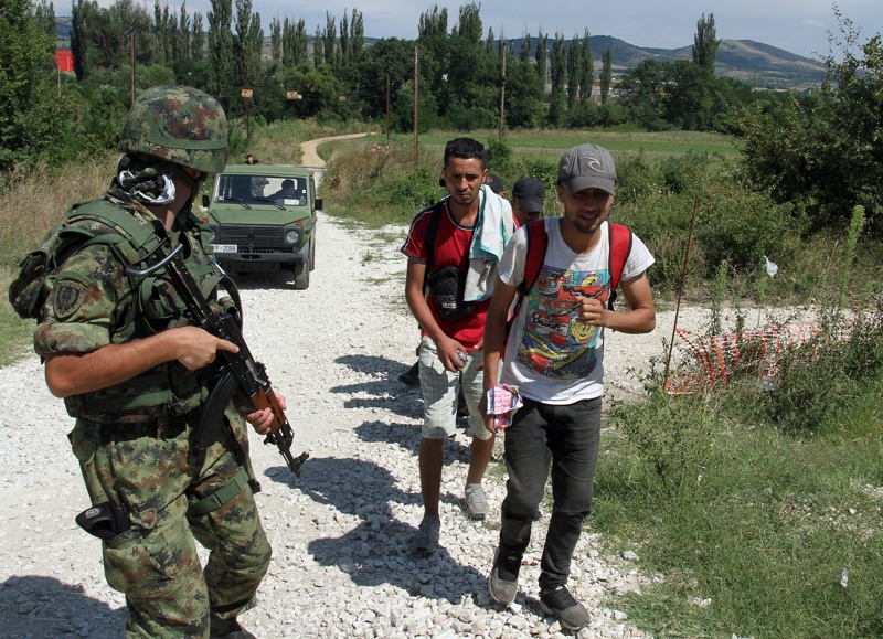 Задържаха 3 българи в Сърбия за трафик на мигранти