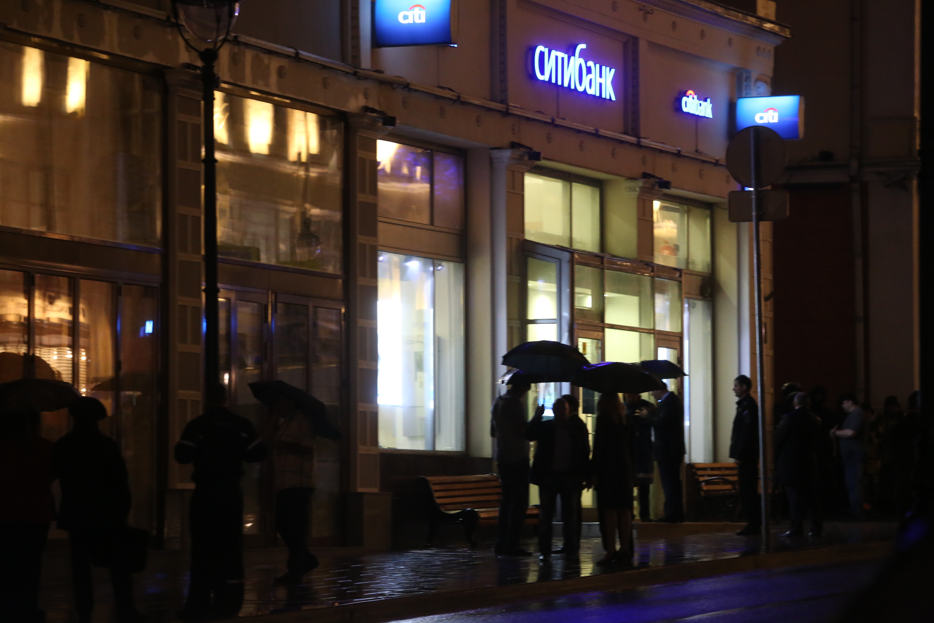 Фалирал бизнесмен взе заложници в клон на ”Ситибанк” в Москва
