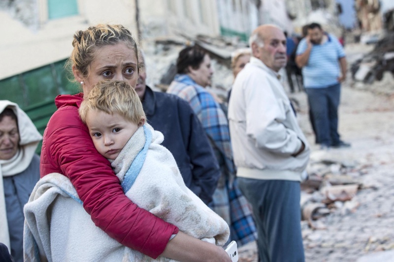 Майка прегръща сина си в Аматриче след разрушителния трус в Централна Италия