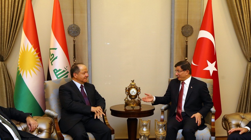 Масуд Барзани (вляво) поддържа връзки с Анкара. На снимката: в разговор с бившия турски премиер Давутоглу през декември м.г.