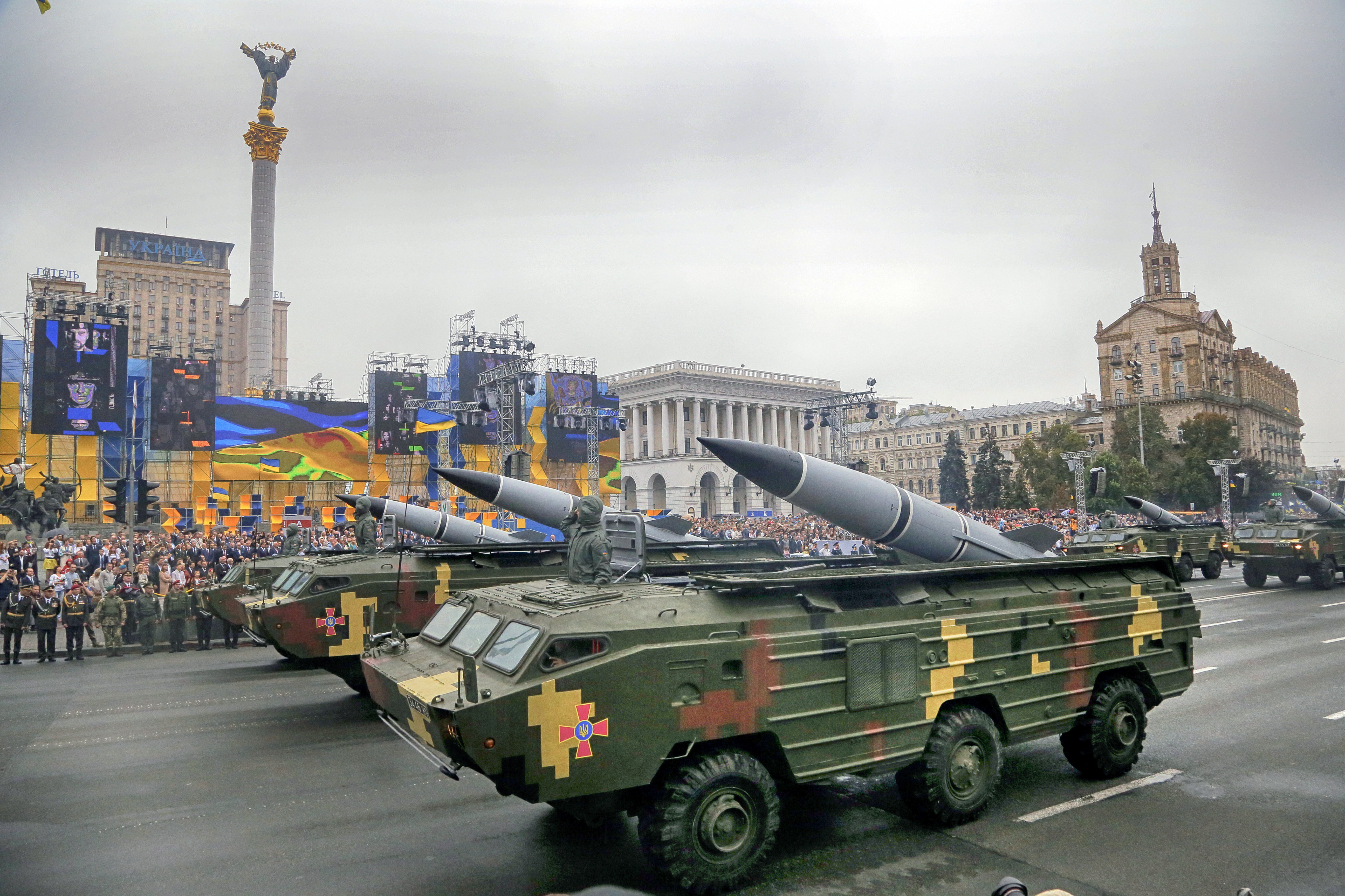 Украйна отбеляза 25 г. независимост с военен парад (снимки)
