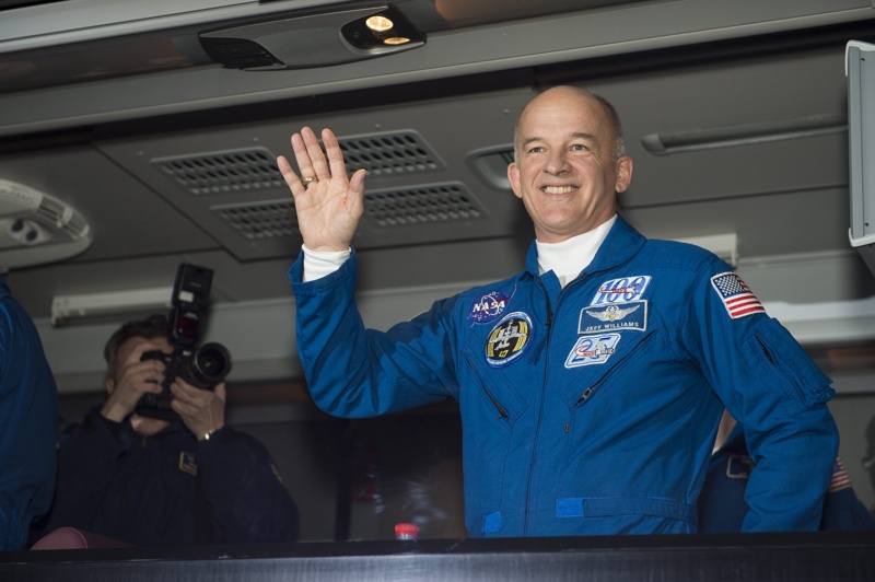 Астронавтът Джефри Уилямс (сега на 58 г.) преди излитането си за МКС приз март т.г.