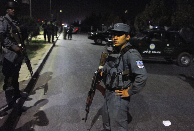 Бойци от афганистанските сили за сигурност около университета в Кабул на 24 август вечерта