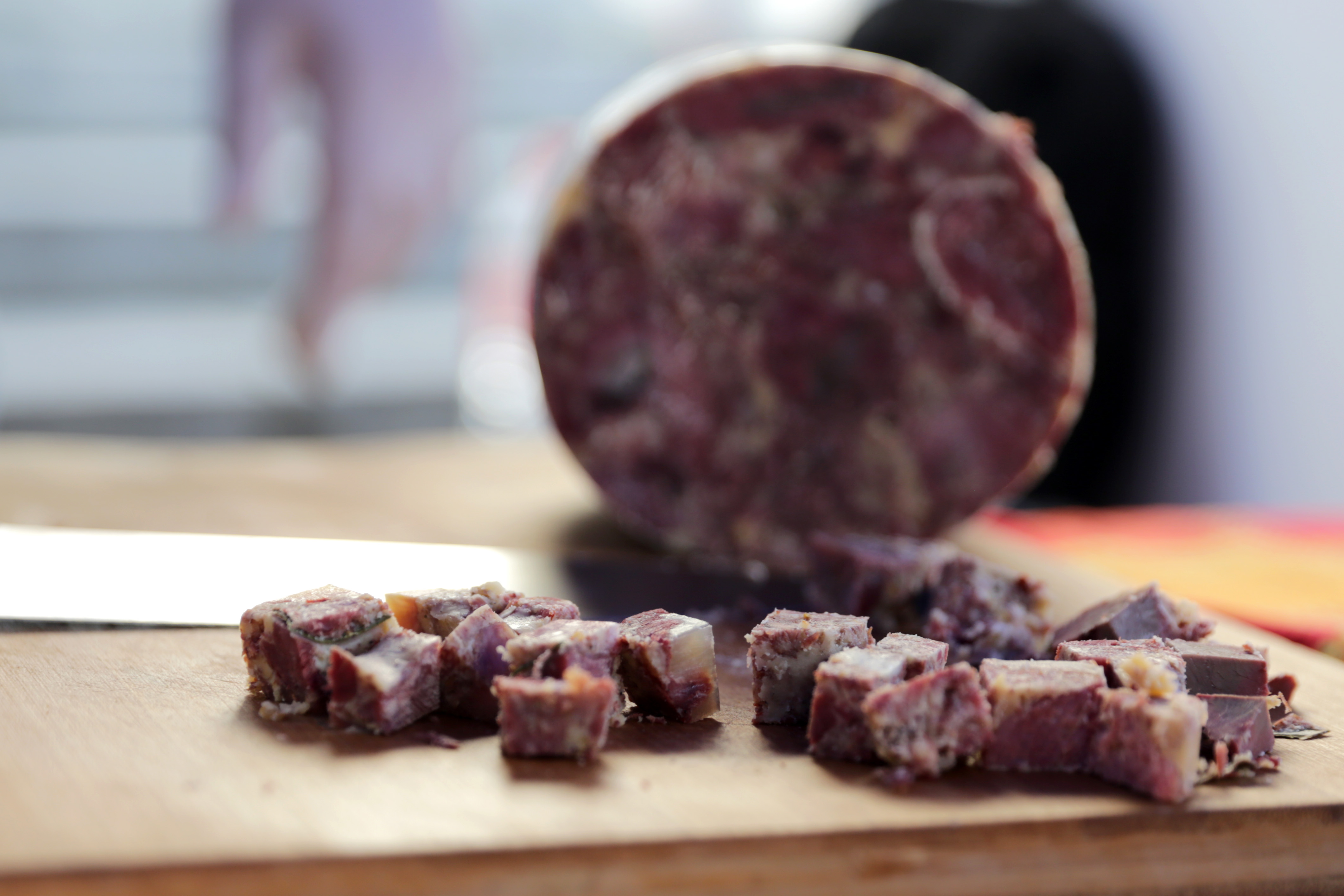 Производители продават и месни продукти