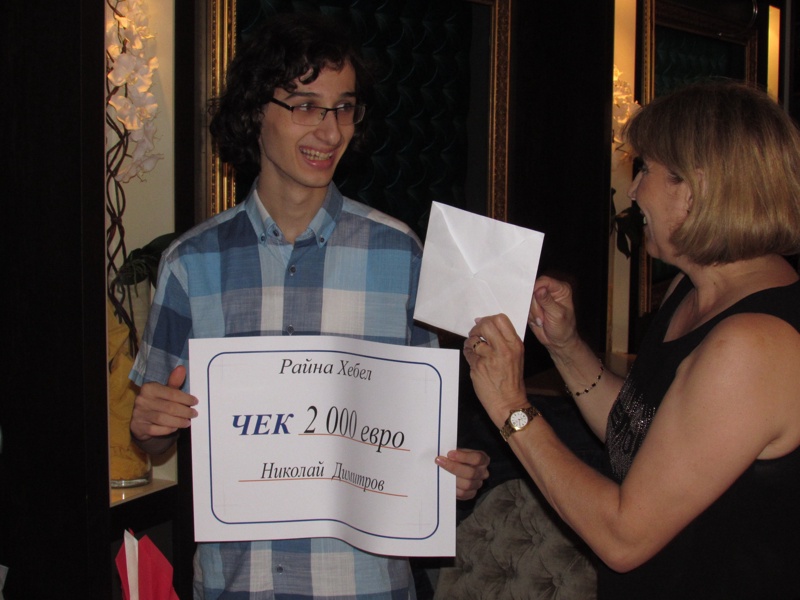 Райна Хебел връчи чек от 2000 евро на младия пианист