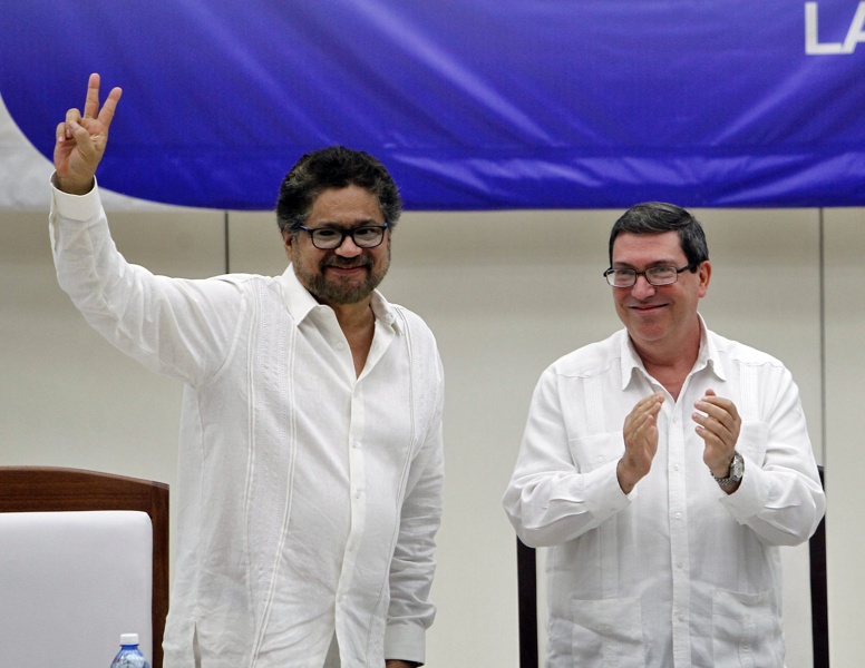 Шефът на делегацията на ФАРК Лусиано Марин (вляво) и кубинският външен министър Бруно Родригес при представяне на споразумението