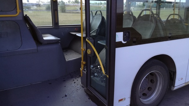 Върху две жени са паднали счупени стъкла от автобуса