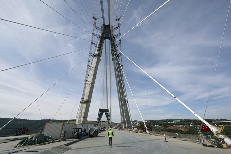 Изглед към третия мост в Истанбул през март 2016 г., към края на строителството му
