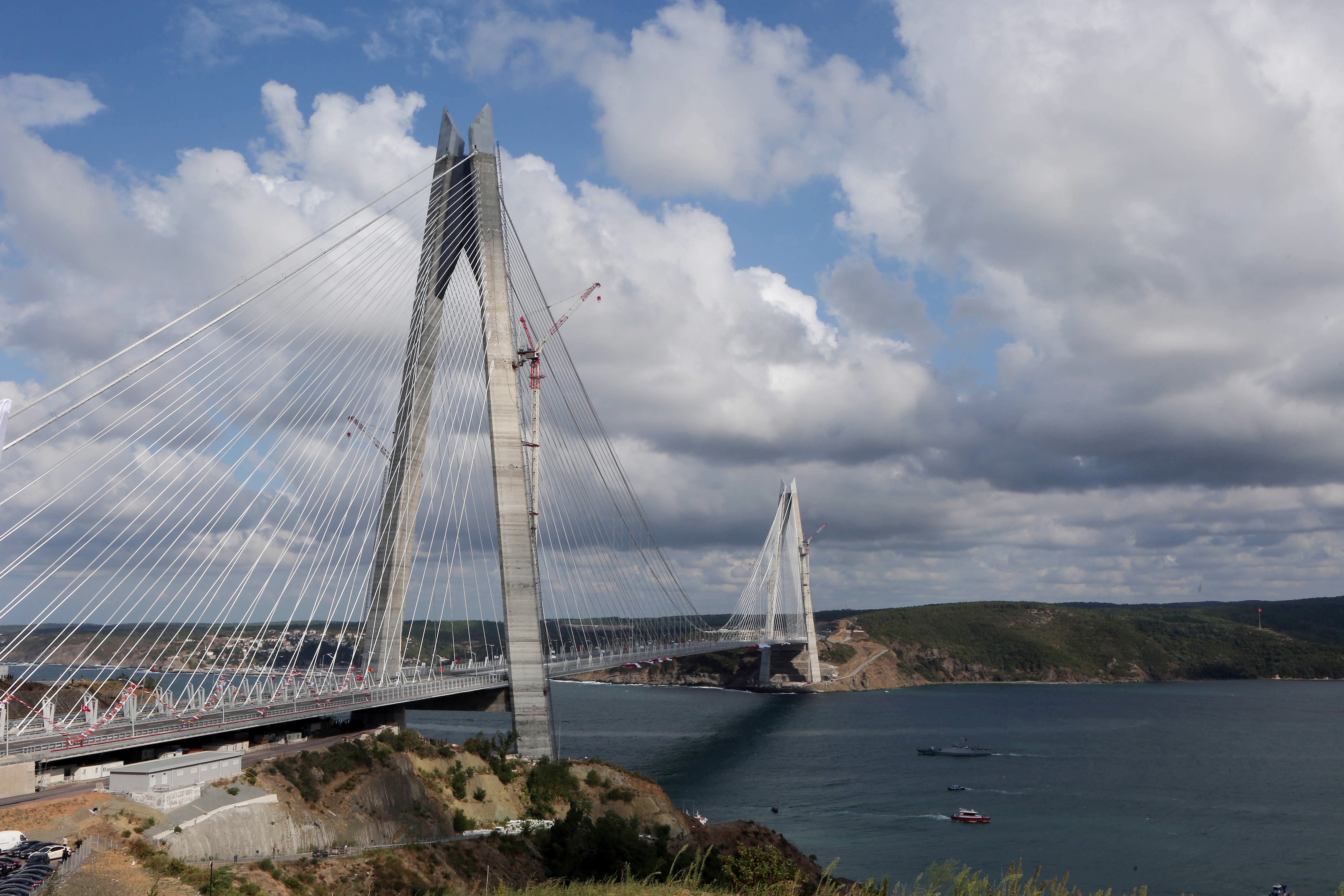 Мостът се простира на дължина от 1408 метра и също така ще съдържа железопътна линия