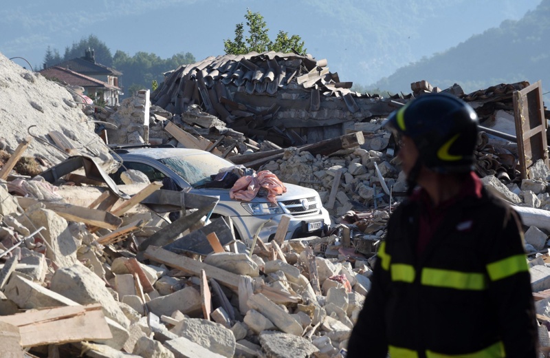 Жертвите на земетресението вече са 267, а вторичните трусове стигнаха 900