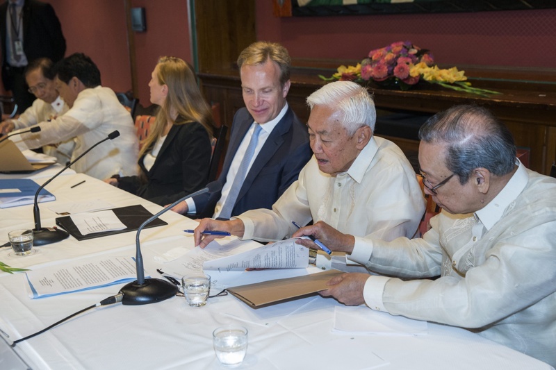 В Осло се подписва споразумение за Филипините. Отляво надясно: норвежкият външен министър Бьорг Бренде и представители на бунтов