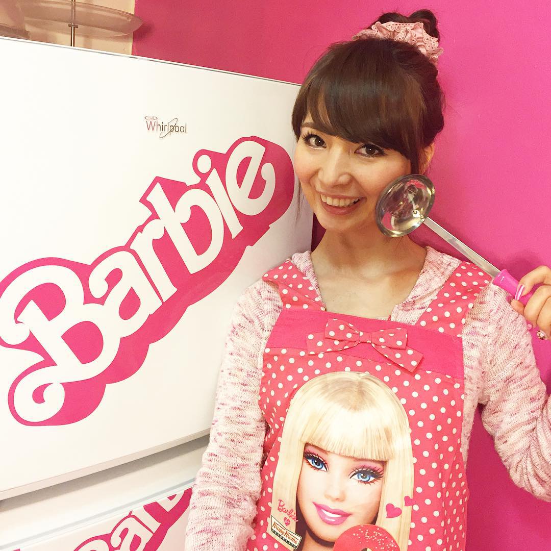 Азуса Сакамото купи кукли Барби и вещи на Барби за 70 000 долара
