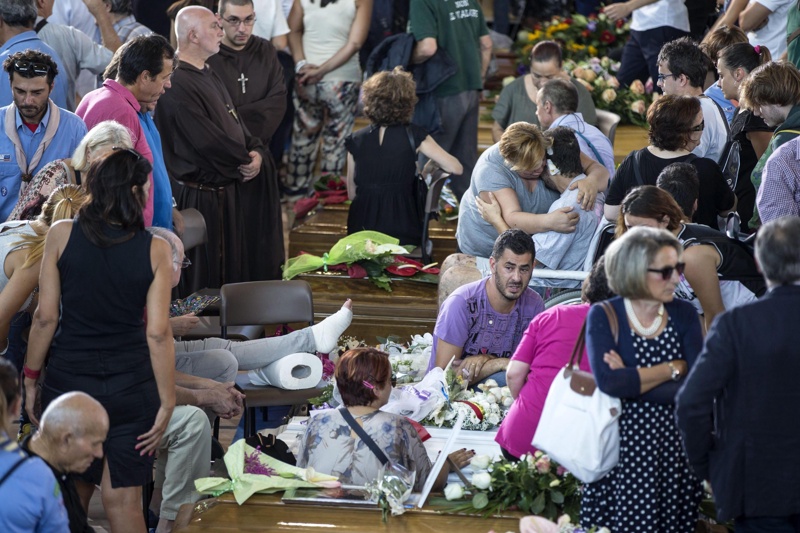 Масови погребения в едно от засегнатите от земетресението в Италия селища Асколи Пичено