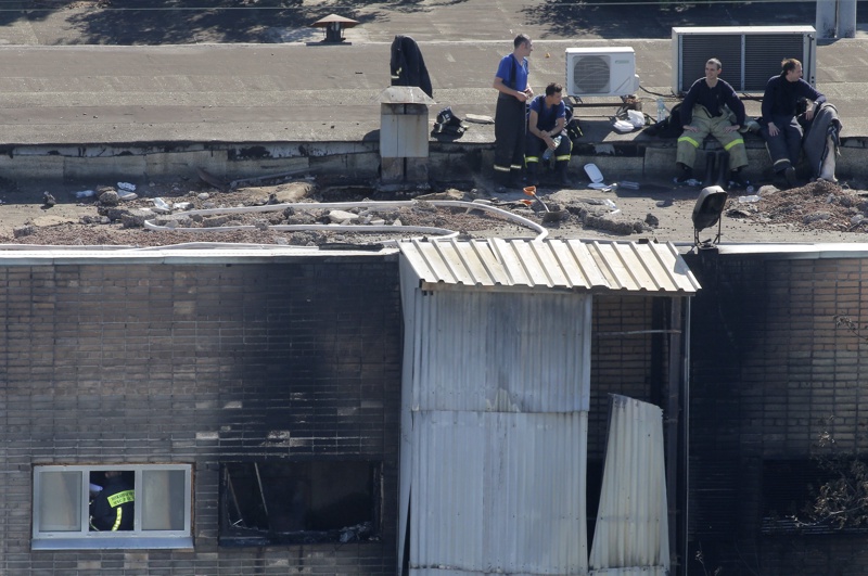 Пожарна и полиция по време на акцията на гасене на пожара в московския склад