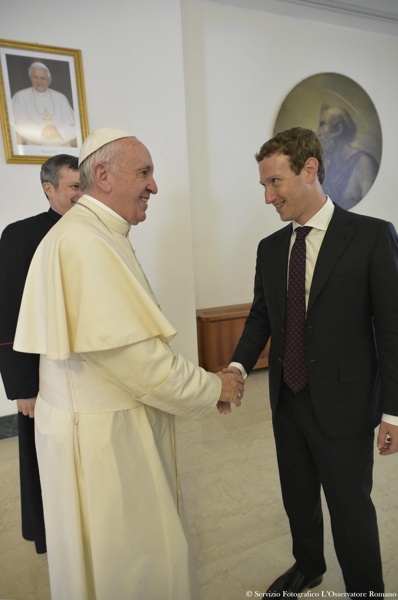 Папа Франциск разговаря с Марк Зукърбърг