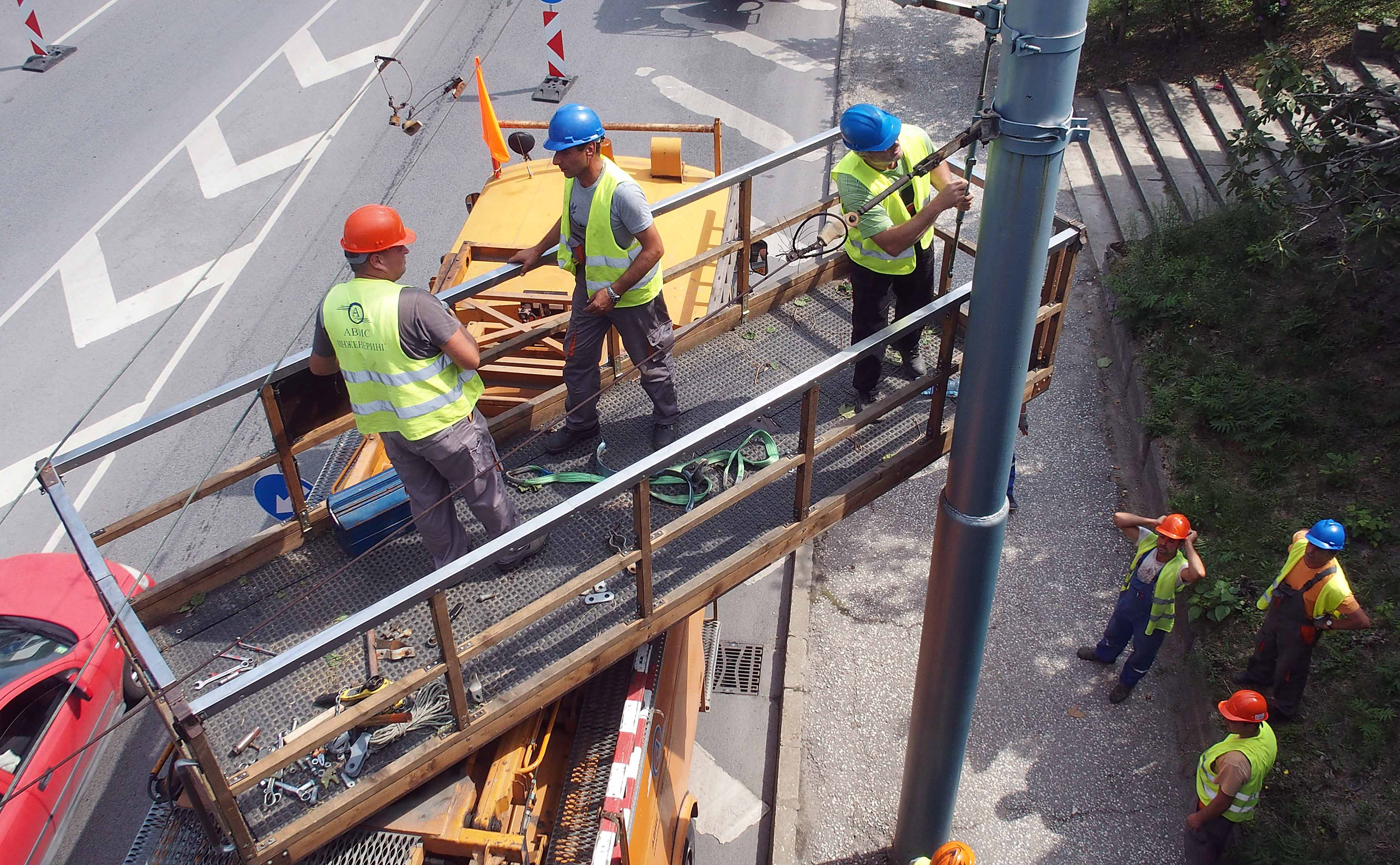 Работници демонтират старата контактна мрежа на тролейбусния транспорт в Пловдив