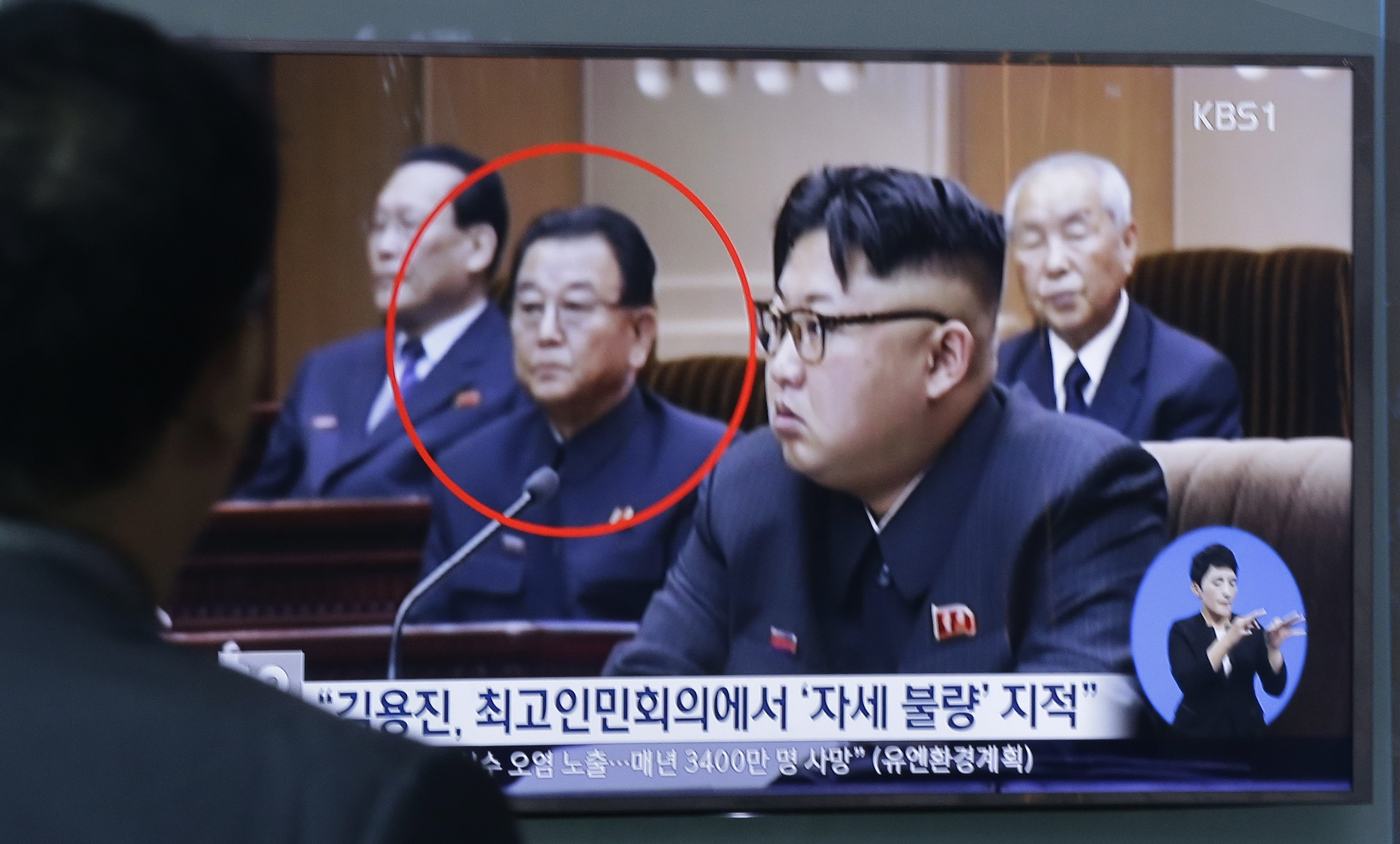 Излъчена по телевизията в Южна Корея снимка на Ким Йон-джин заедно с лидера Ким Чен-ун, едрият на преден план