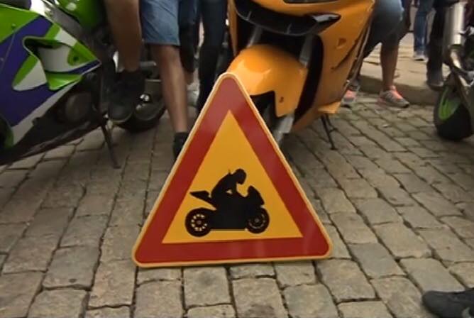 ”Внимание! Мотоциклетисти” ще бъде предупредителен знак