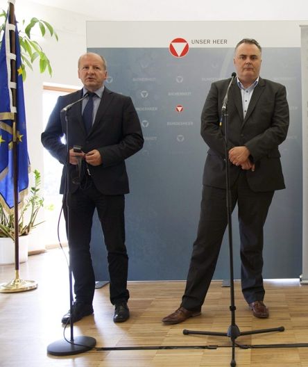 Австрийският министър на отбраната и спорта Ханс Петер Доскоцил (вдясно) и унгарският му колега Ищван Шимичко на пресконференция