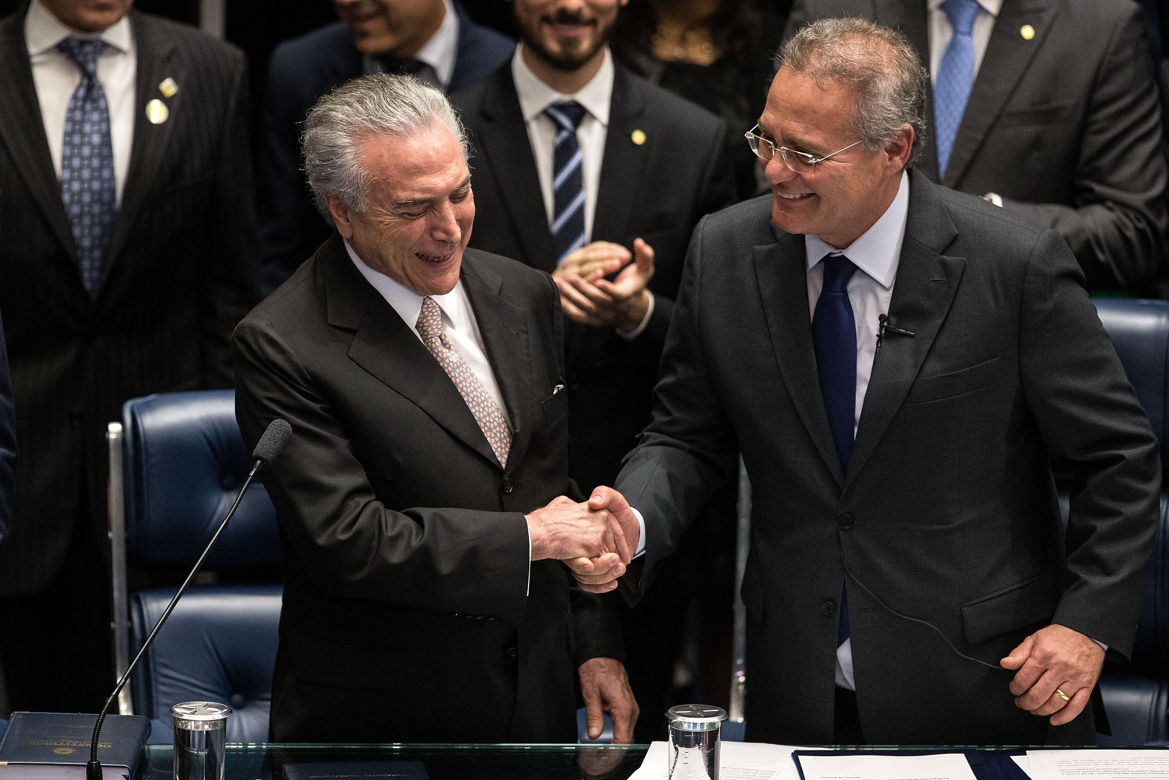 Новият президент Мишел Темер (вляво) е поздравен от председателя на Сената Ренан Калейрос по време на полагането на клетва