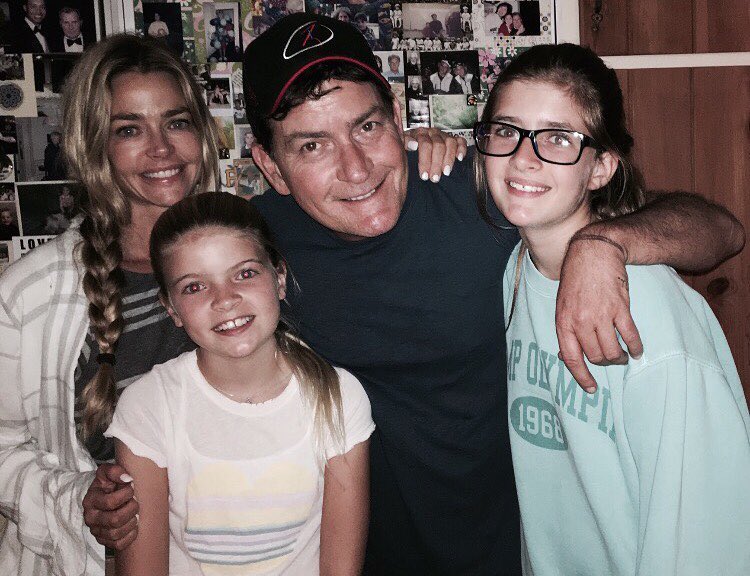 Чарли Шийн и Денис Ричардс с дъщерите си