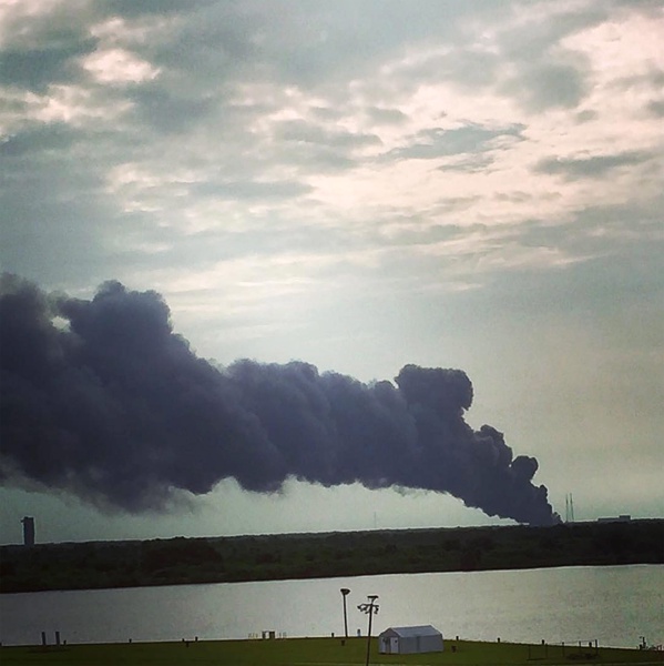 Ракета-носител Falcon 9 на частната компания SpaceX експлодира при изпитание на стартовата площад