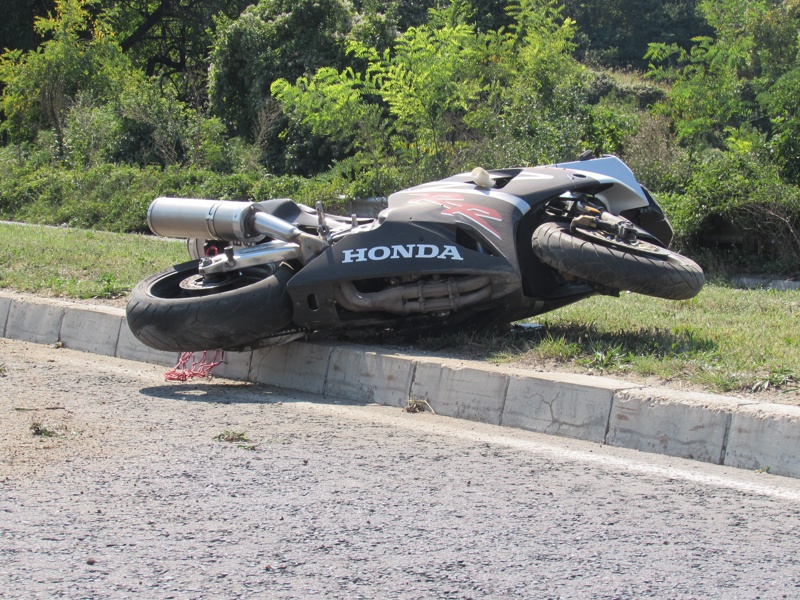 Моторист загина при катастрофа с такси в София