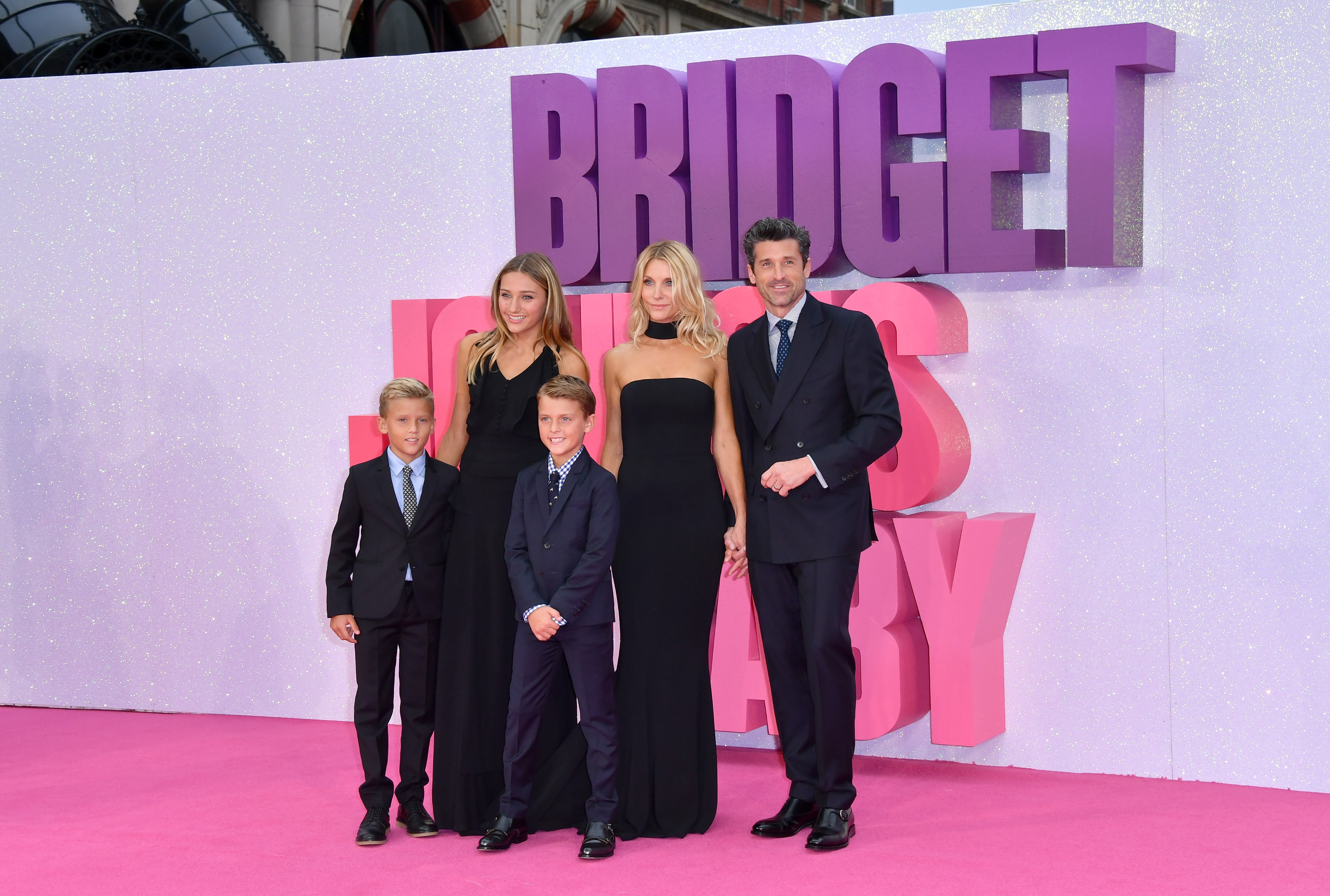 Патрик Демпси със съпругата си и трите им деца на премиерата на "Бриджит Джоунс: Бебе на хоризонта"