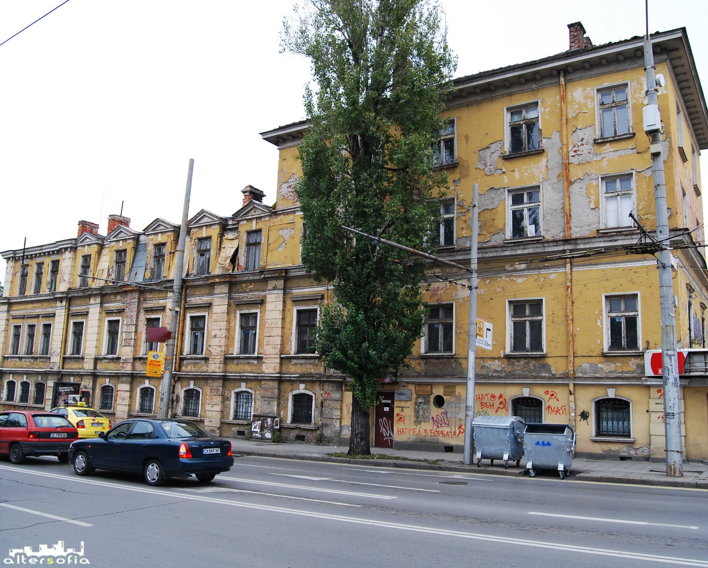 Царските конюшни се намират на бул. ”В. Левски” и бул. ”Дондуков”. Окаяният им ”гръб” е до Английската гимназия и 112 ОУ