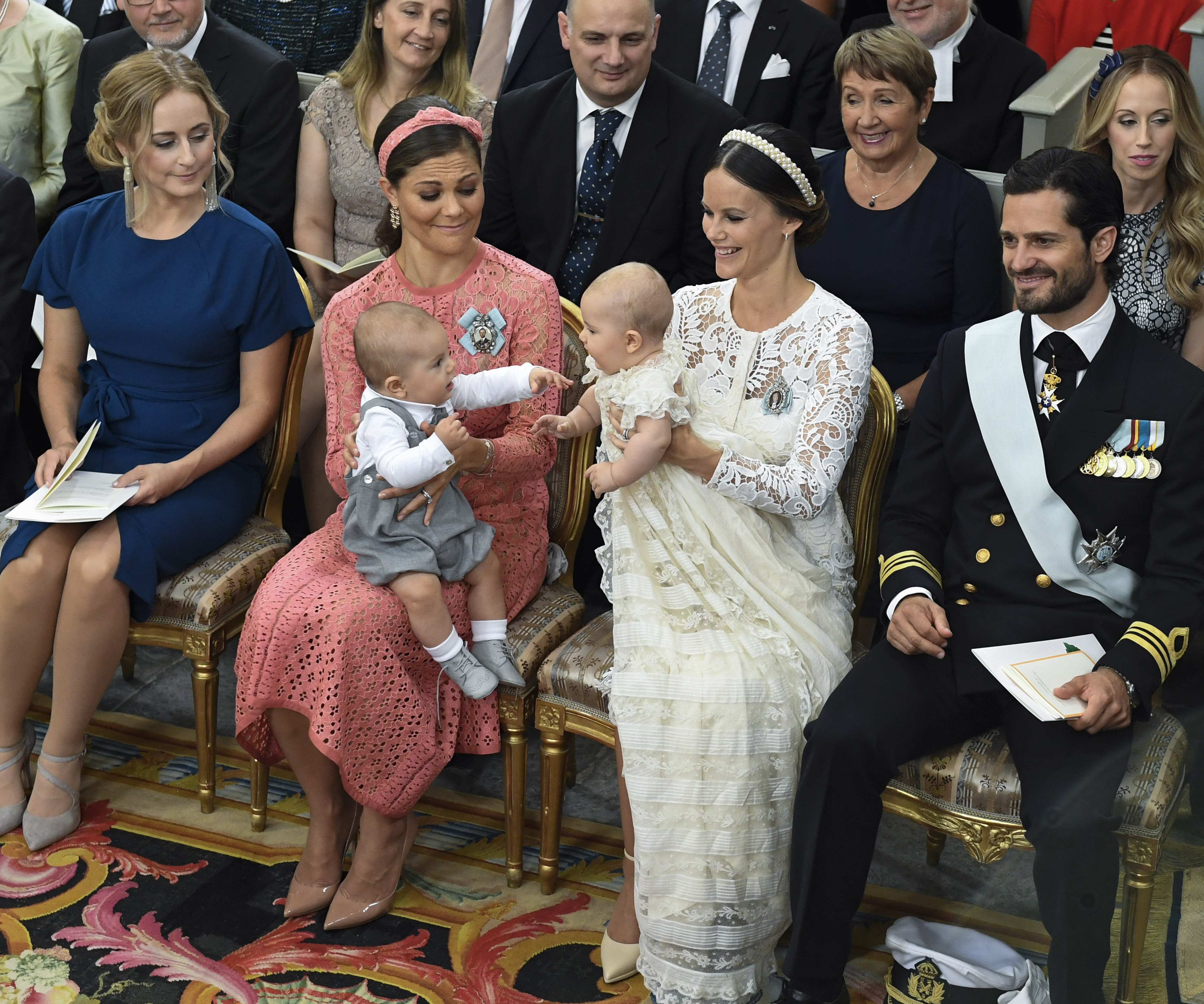 Шведската принцеса Виктория със сина си Оскар, принцеса София и принц Карл Филип със сина сим Александър
