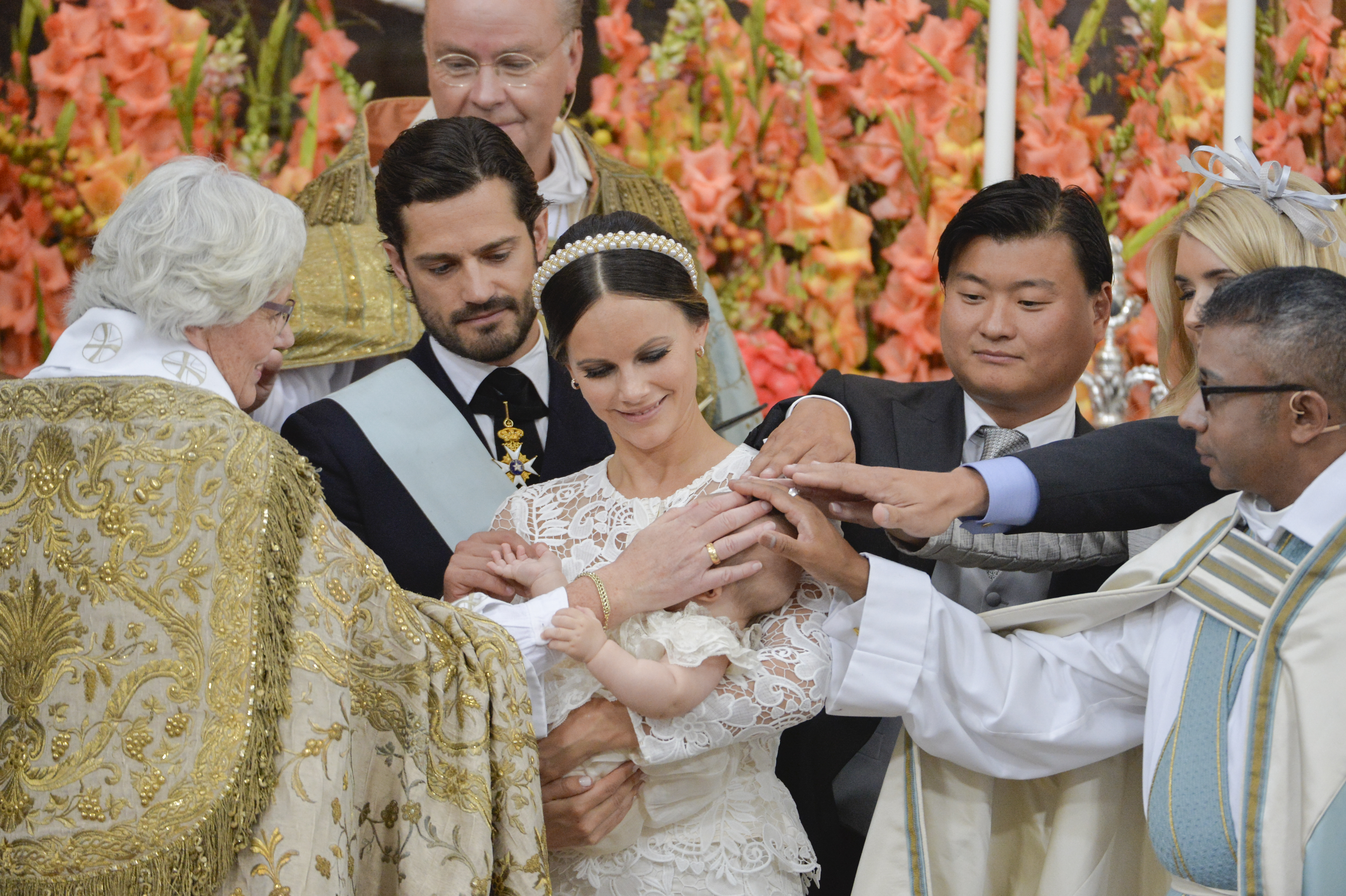 Шведският принц Карл Филип и съпругата му принцеса София кръщават сина си принц Александър