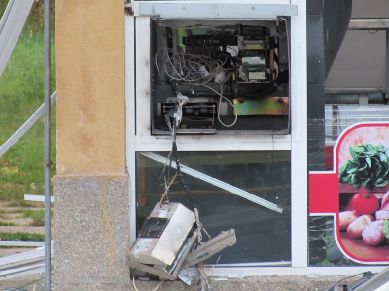 Взривиха банкомат в Русе, унищожен е магазин