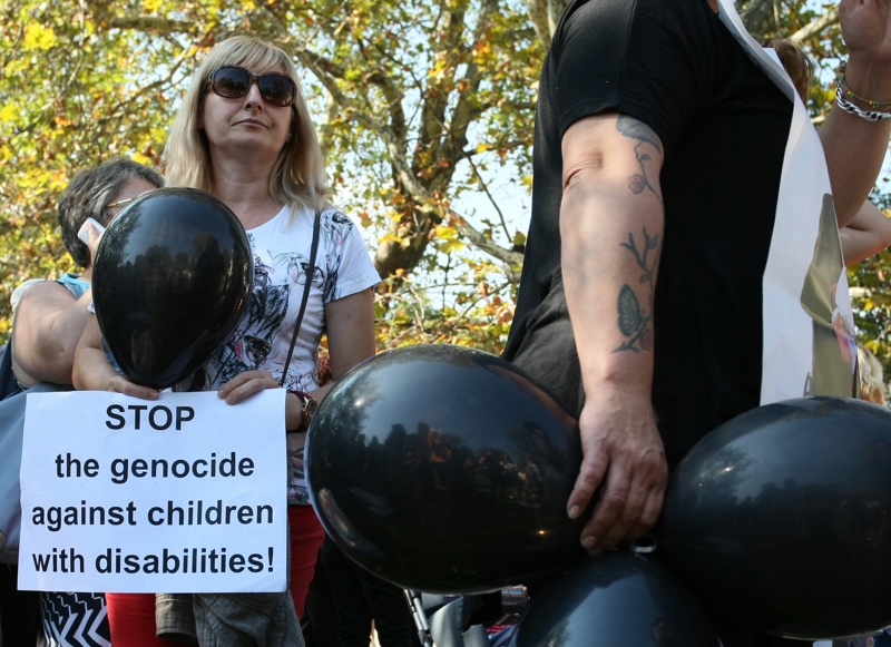Майки на деца с увреждания на протест: Спрете гаврата с нас!