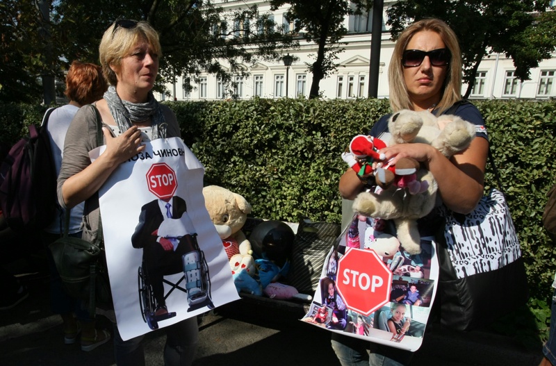 Майки издигнаха плакати: ”Стоп на геноцида над деца с уреждания”