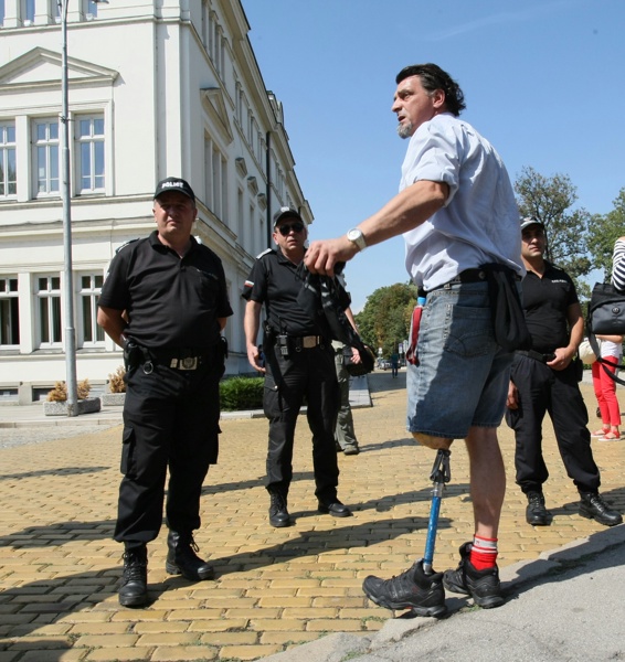 Пред Народното събрание протестират майки на децата с увреждания