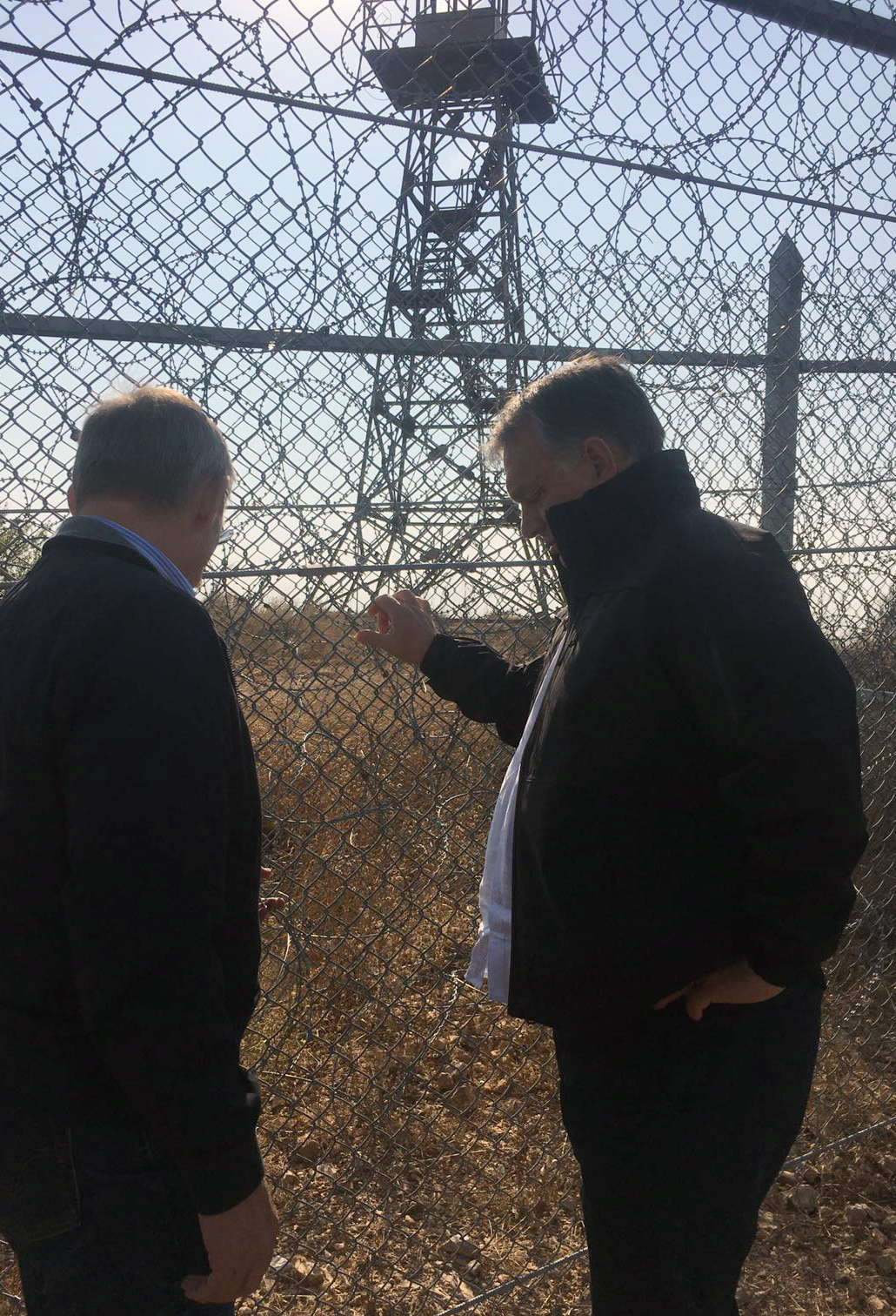 В средата на септември премиерът на Унгария Виктор Орбан (в дясно) огледа оградата на българската граница с Турция