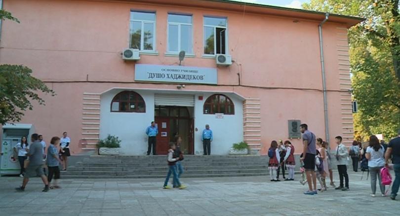 Без букети на 15-и в 6 училища в Пловдив