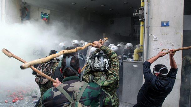 Протести срещу бежанци и сблъсъци в Гърция и Германия