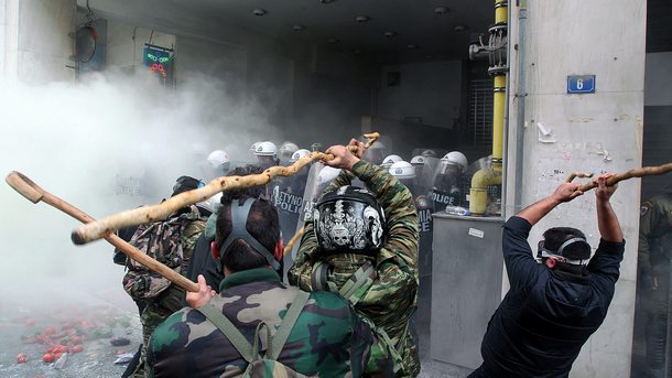 Полицията на о-в Хиос използва сълзотворен газ, за да разпръсне протестиращите срещу бежанците