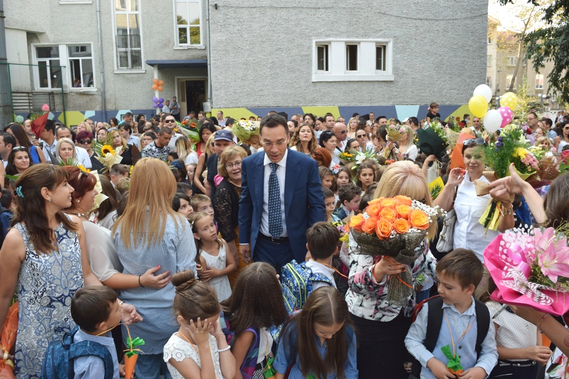 Кметът Димитър Николов откри учебната година в СОУ ”Св. св. Кирил и Методий”