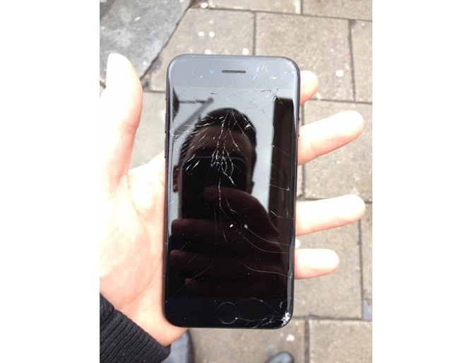 Българин счупи новия iPhone 7