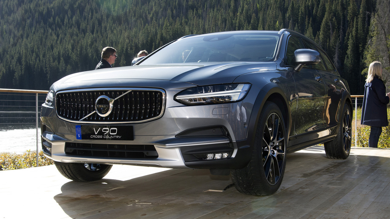 Volvo представи комби всъдехода V90 Cross Country