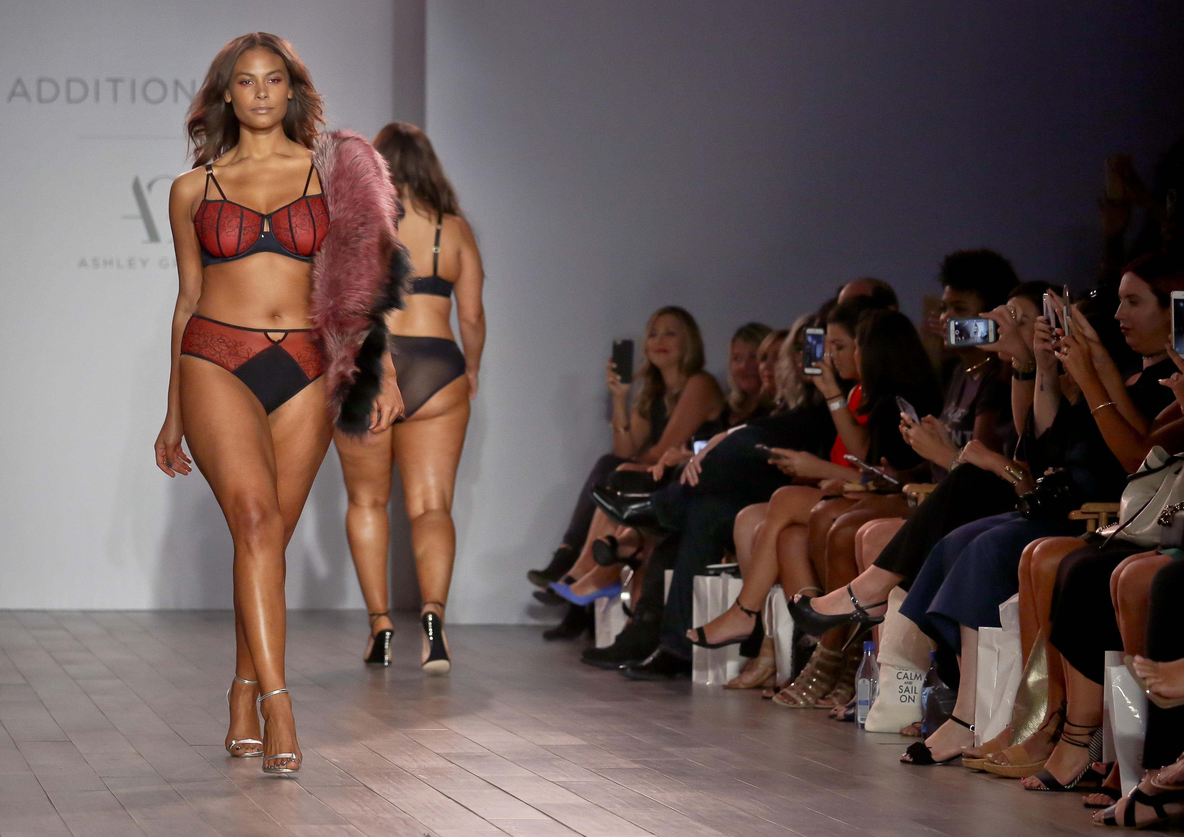 Модели в бикини на подиуме. Модный показ нижнего белья. Подиум в купальниках. Модели в бикини на подиуме. Модели в купальниках на подиуме.
