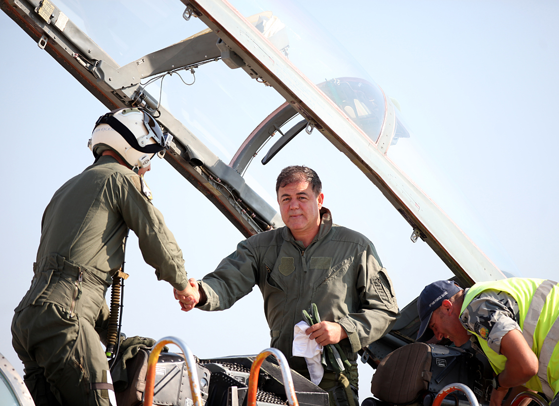 Като министър Николай Ненчев се качи на МиГ-29, но е обвинен, че не е осигурил  авиационната безопасност и летателната годност н