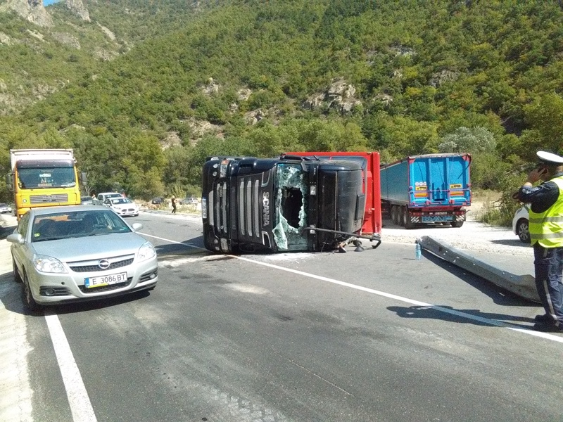 Двамата шофьори на камиона са откарани в болница