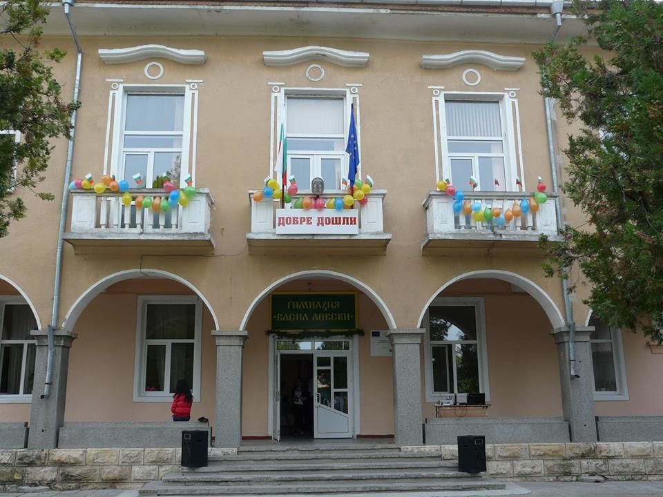 Гимназисти пребиха съученик в двора на училище