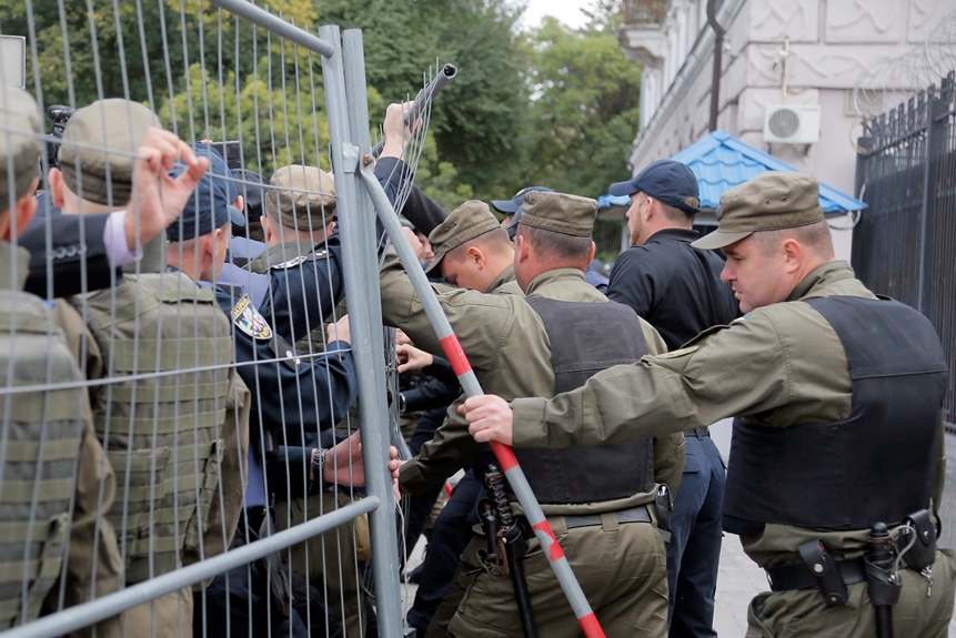 Националисти нападнаха посолството на Русия в Киев