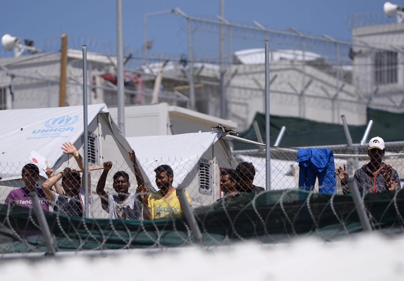 Хиляди бежанци избягаха от пламнал лагер на остров Лесбос
