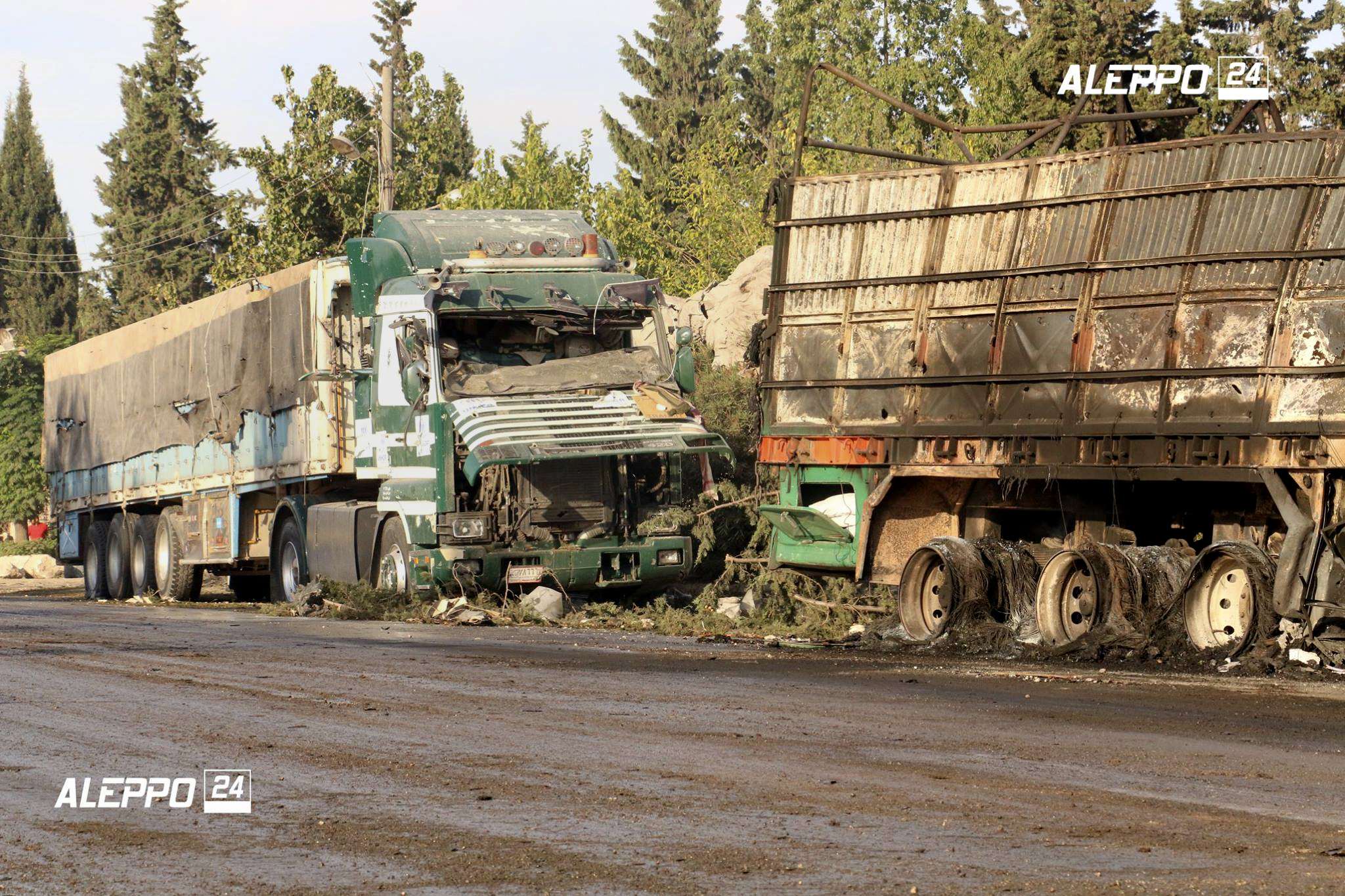 Част от ударените от въздуха камиони с хуманитарна помощ край Алепо
